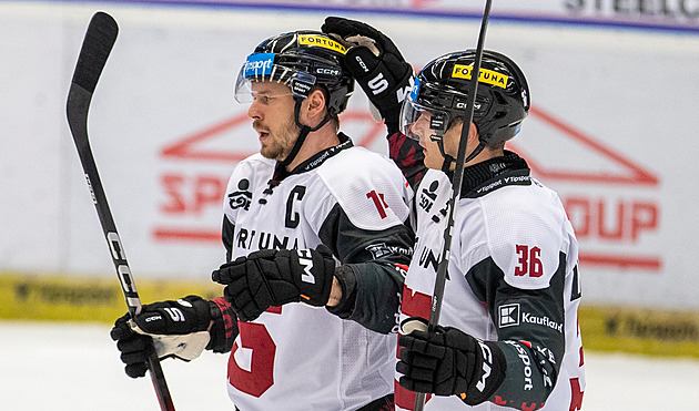 ONLINE: Třinec vede, Kometa otočila, Sparta slaví. Varům vystřelil výhru Tomek