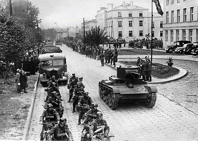 Komunistická diktatura si notovala s nacistickou. Bratříčkování vojáků v Brestu