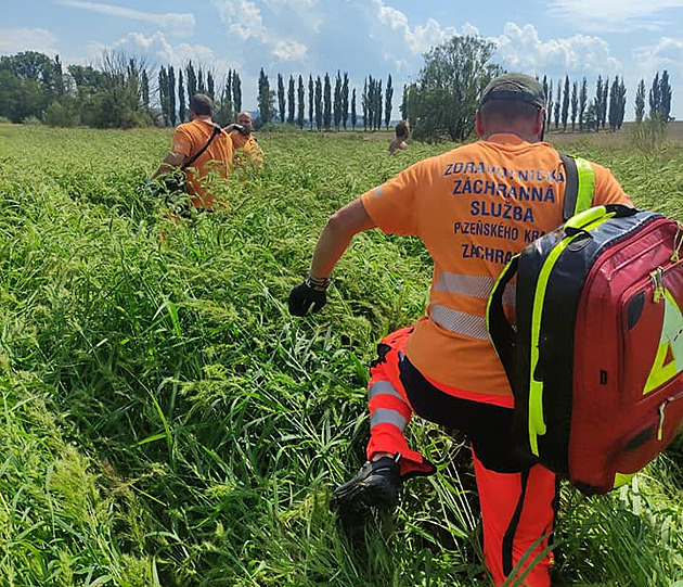 Na Plzeňsku se zřítilo menší letadlo, v těžce přístupném terénu začalo hořet