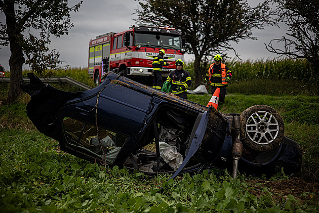 Šofér rozpáral auto o strom. Záchranáři nemohli uvěřit, jaké měl štěstí