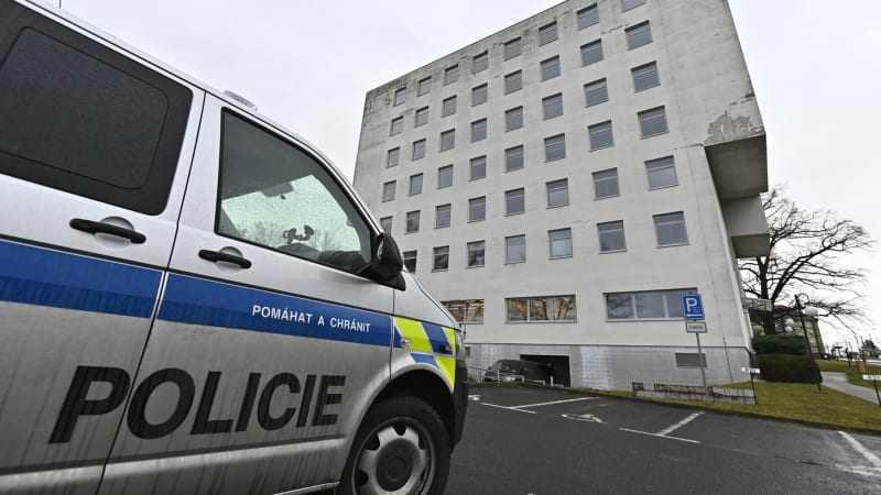 Poplach na I. P. Pavlova: Pyrotechnik zkoumá podezřelé zavazadlo, tramvaje jen projíždí