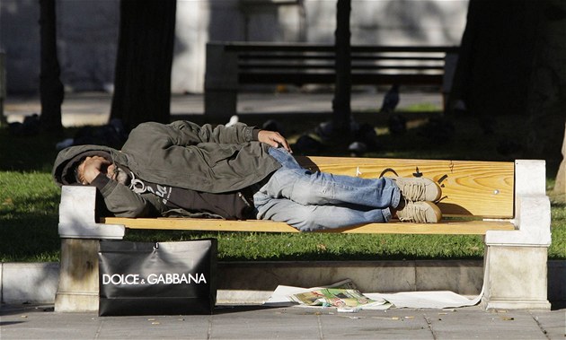Pracovníci ostrahy obchoďáku podle policie týrali bezdomovce, řezali je i nožem