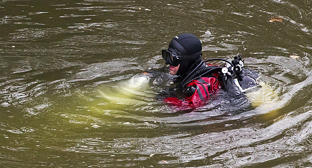Policie obvinila dva muže z vraždy bezdomovce, zohavené tělo bylo bez hlavy