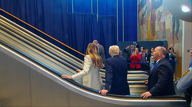 Vyšetřete to! žádá Bílý dům OSN po zastavení eskalátoru s Trumpem