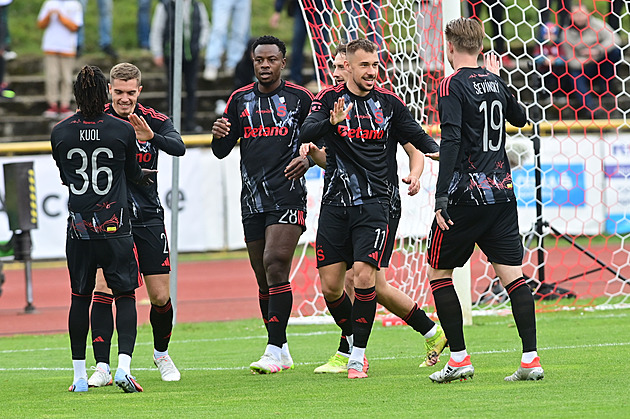 ONLINE: Sparta v poháru proti Varům dává pátý gól, obhájce Olomouc se trápí