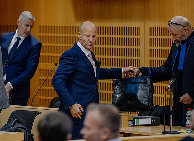 Peníze pro „Slepičáka“? Hlubuček u soudu odmítl vinu v kauze Dozimetr