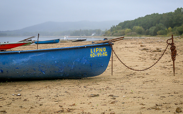 OBRAZEM: Lipno ztrácí vodu. Vltavská kaskáda čelí suchu už i na Šumavě