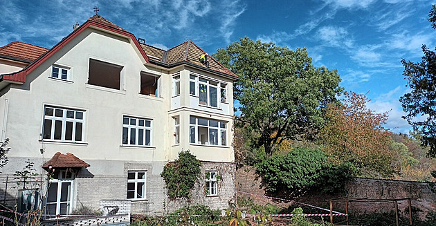 Lidé jsou proti demolici Schieszlovy vily. Spí tam bezdomovci, zlobí se architekt