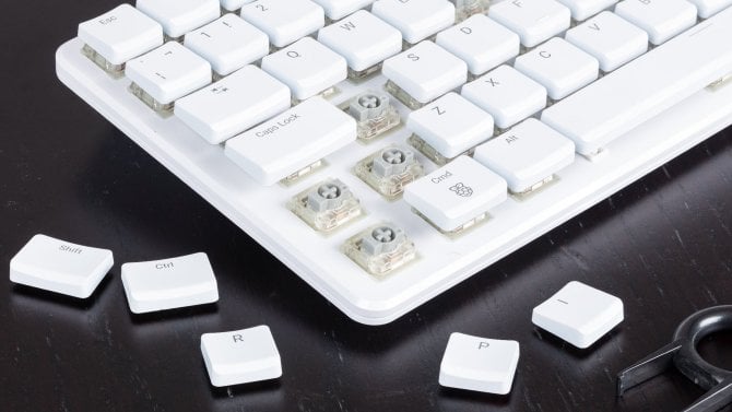 Raspberry Pi 500+ je už zcela dospělý počítač s SSD… a mechanickou klávesnicí? Ale i pocta osmibitům