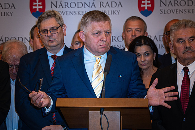 Dvě pohlaví v ústavě. Na Slovensku těsně prošla Ficova novela