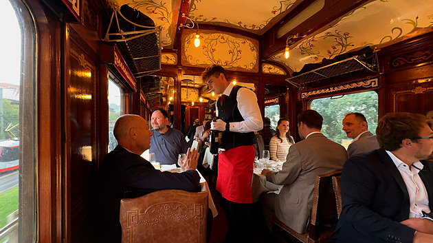 VIDEO: Český „Orient express“ nabídl unikátní gastro zážitek ve voze z roku 1906