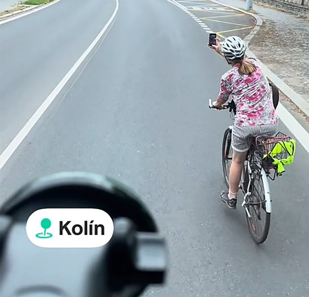 Cyklistka v Kolíně se na kamioňáka zlobila právem. Policie sdělila, co řidič provedl