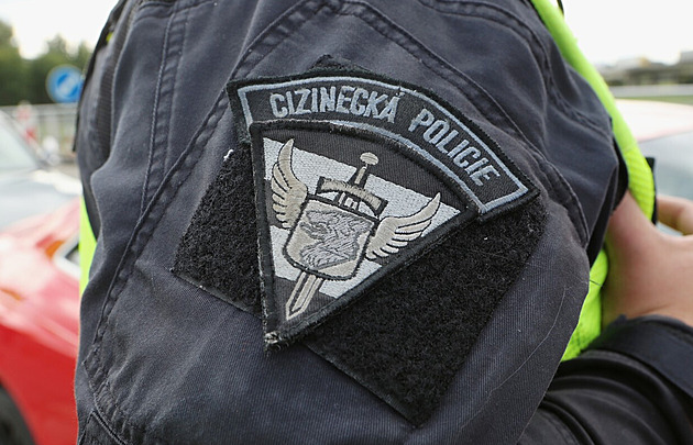 VIDEO: Policie provedla razii na pražském letišti. Mezi řidiči našla i kokain