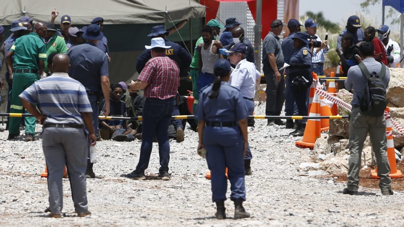 Záchranáři vyprošťují ze zříceného dolu v Nigérii první mrtvé. Desítky lidí se stále pohřešují