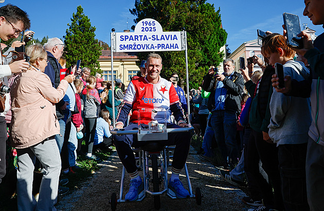 OBRAZEM: Sázka z roku 1965: Trakařem z Jizerských hor na derby Sparty a Slavie