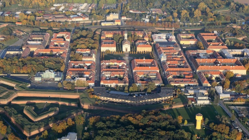 Mrtvé tělo leželo v odvodňovacím kanále u terezínského krematoria. Na místě zasahovali potápěči.