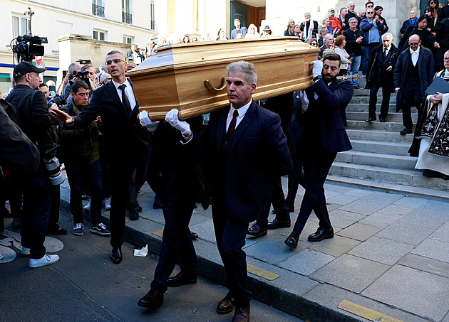 Poslední rozloučení s Claudií Cardinalovou. Na pohřeb v Paříži dorazily stovky lidí