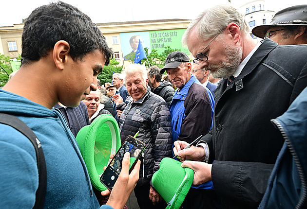 Kde jsou haly pro Sáblíkovou, rýpl si Fiala do Babiše. Vyzval k řetězovým SMS