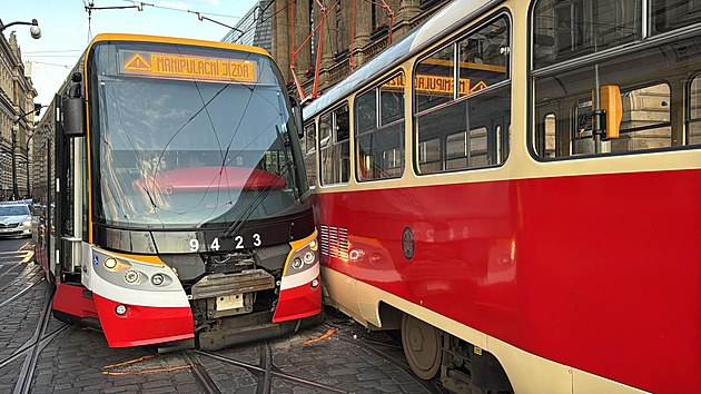 U Národního divadla se srazily dvě tramvaje. Jeden člověk se lehce zranil