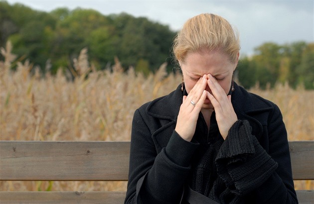 Tlak na hrudi, problémy s dýcháním. Panika může připomínat infarkt