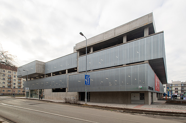 V kauze pardubického parkovacího domu policie navrhla obžalovat šest lidí