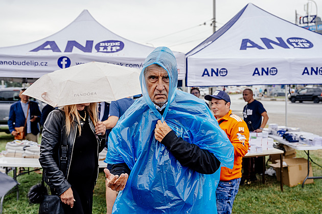 OBRAZEM: Babiš v pláštěnce i pivař Hřib. Nejzajímavější snímky z volební kampaně