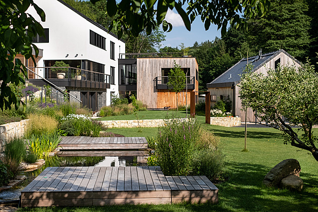 Zahrada usazená na místě staré usedlosti má vinici, sad a venkovský charakter