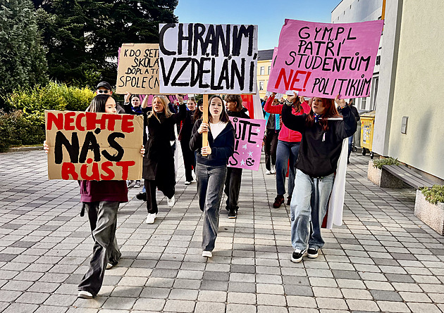 Stůjte při nás. Studenti v Hostinném protestují proti rušení osmiletých gymnázií