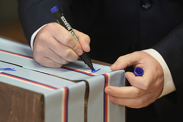 Volby ONLINE: Česko vybírá nové poslance. Hlas odevzdají i lídři stran a prezident