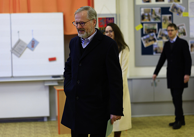 Fiala se dostavil k volbám. Česko vás potřebuje, vyzval lidi k účasti