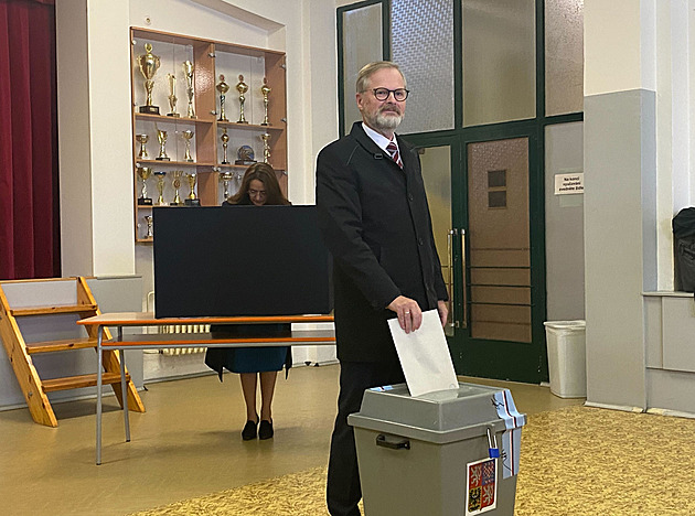 Fiala v Brně přišel volit, tentokrát předložil občanský průkaz