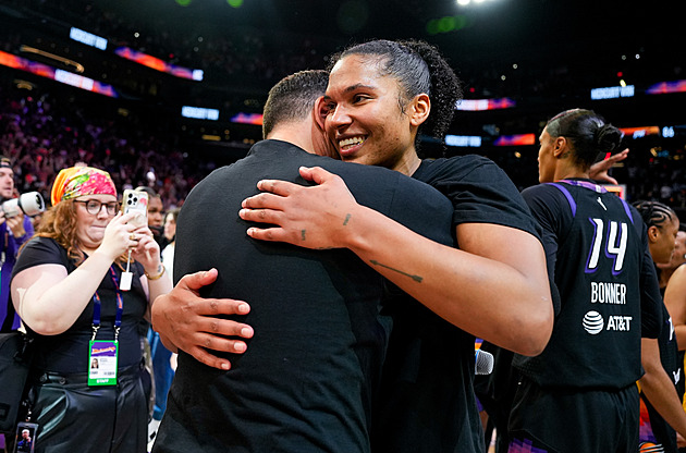 Ve třiatřiceti ještě lepší. Dříčka s prořízlou pusou oslňuje. Pomohly jí i roky v Praze?