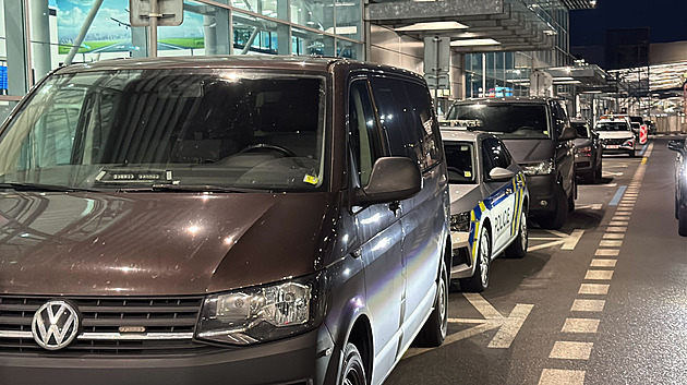 Pražské letiště prožívá manévry, ale funguje. Policie i armáda řeší hrozbu drony