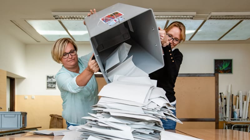 ON-LINE: První okrsky sečteny. Do volebních štábů se sjíždějí politici