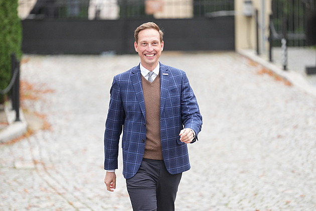 Rakušan dorazil do štábu Starostů. Poděkoval voličům a pochválil „dobrou“ kampaň