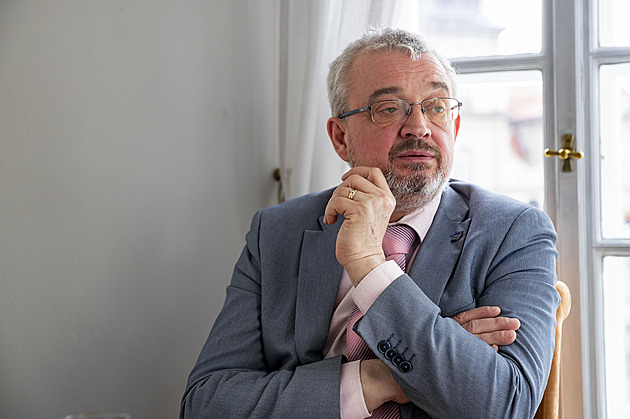 SMS opět pomohly. Benda i po pětatřiceti letech zřejmě setrvá ve Sněmovně