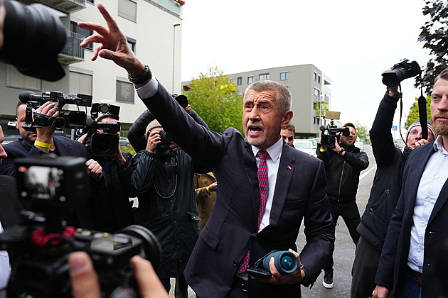 Nádhera, zní z ANO. Babiš slavil vítězství, do štábu přijel s písní
