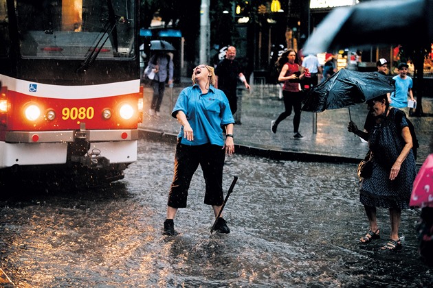 Tramvajačka v lijáku zápasila s výhybkou, promoklá fotka okouzlila Česko