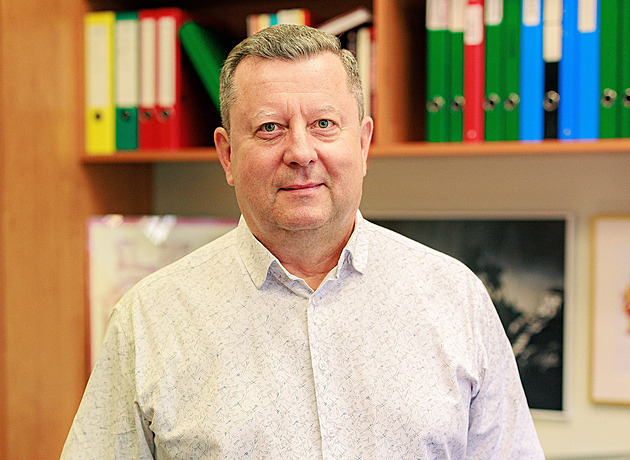 Neúspěšný ministr kultury Staněk míří do europarlamentu, bude brát přes 400 tisíc