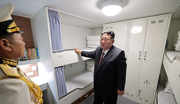 Kim vyrazil na prohlídku torpédoborce, který se při spouštění potupně převrátil