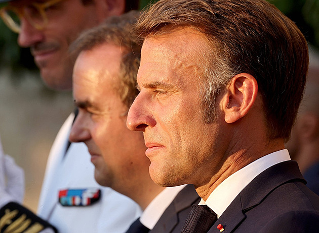 I salátová premiérka vydržela déle. Ve Francii už jde o přežití páté republiky