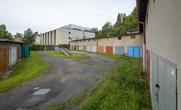 Turnov chce odkoupit a zbourat garáže, zabírají prostor pod dominantou města