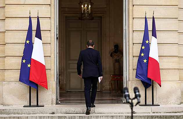 Krize ve Francii: Národní sdružení odmítá jednat, Macrona tepou už i jeho expremiéři