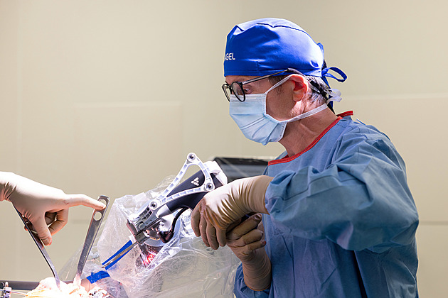 Jako na špičkové klinice. Náhradu kloubů v Prostějově usnadňují precizní roboti