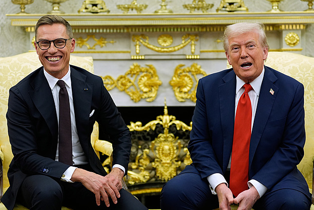 Budu vás před invazí bránit, slibuje Trump Finům. Španělsko by z NATO vyloučil