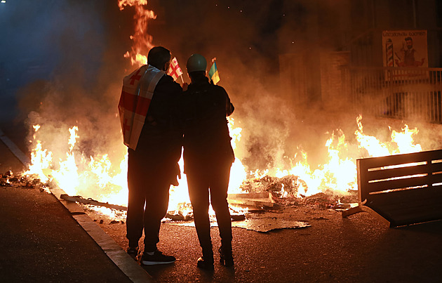 Spadla klec. Velký loutkář nastolil v Gruzii vládu jedné strany, Moskva si lebedí