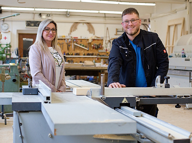 K truhlařině je přivedla smrt hlavy rodiny. Teď jsou máma a syn živnostníci roku