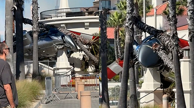 V USA se zřítil vrtulník. Záběry ukazují, jak pilot ztratil nad strojem kontrolu