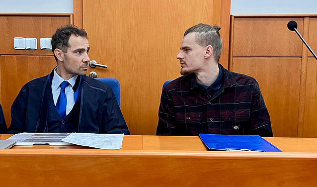 Při střetu aut uhořel řidič. Trest vězení neplatí, soud musí jednat znovu