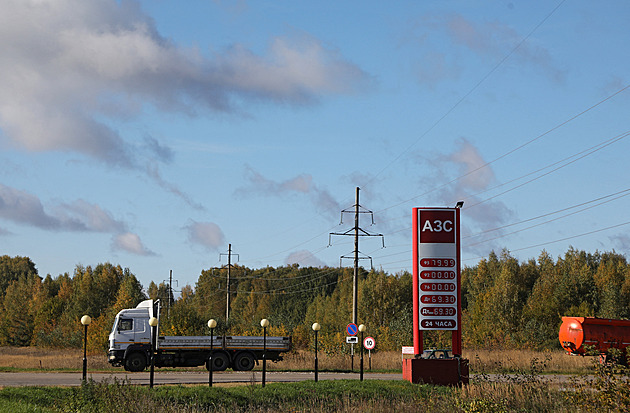 Nedostatek benzinu na pumpách brzy vyřešíme, slibuje ruský ministr